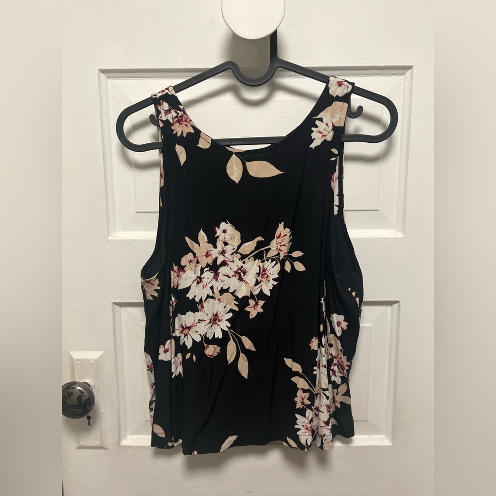 Tank with bows along back